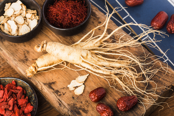 Quá trình hấp và sấy Nhân Sâm tươi để tạo ra Hồng Sâm không chỉ là phương pháp bảo quản. Nó là một nghệ thuật biến đổi sinh hóa, kích hoạt và sản sinh ra những Saponin quý giá