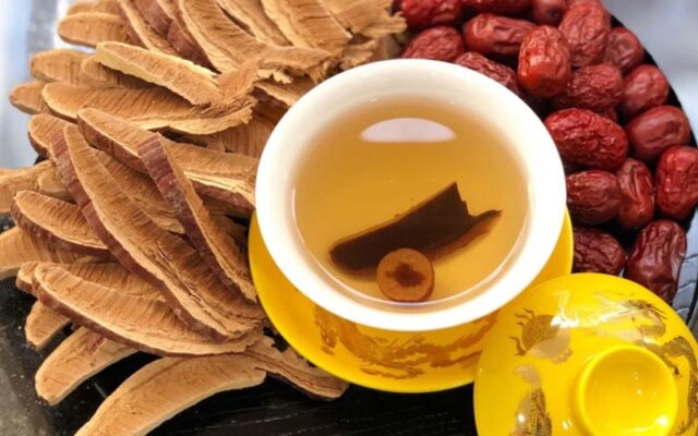 Trà nấm linh chi kết hợp táo đỏ và kỷ tử