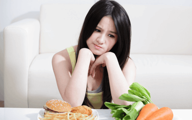 Khi thiếu hụt dinh dưỡng, "nhà máy" tủy xương sẽ bị đình trệ sản xuất ngay lập tức. Số lượng bạch cầu giảm sút khiến khả năng phản ứng nhanh của cơ thể bị chậm lại