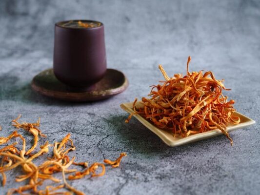 Cao đông trùng hạ thảo thật có tỷ trọng nặng hơn nước một chút. Nó sẽ chìm dần xuống đáy cốc và tan ra rất từ từ