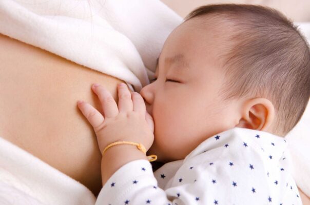 Tốt nhất các mẹ bỉm sữa nên tham khảo ý kiến bác sĩ nhi khoa