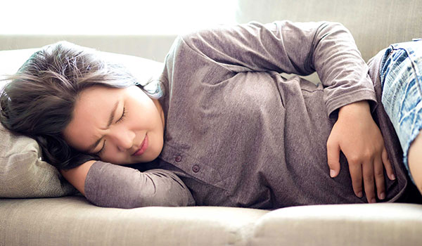 Cảm giác đau bụng và đầy hơi khó chịu