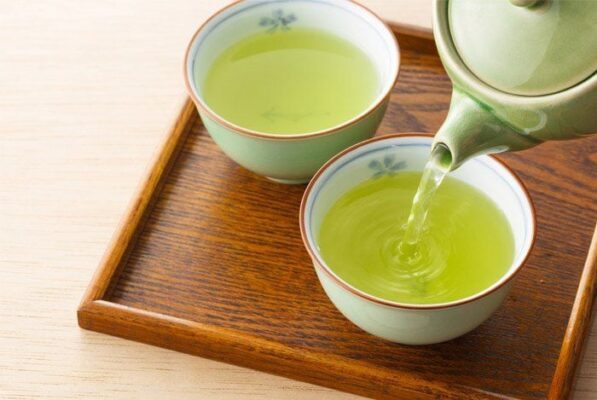Nếu bạn thèm một thức uống, hãy chọn trà xanh thay vì cà phê. Trà xanh chứa Caffeine nhưng ít hơn cà phê rất nhiều lần.