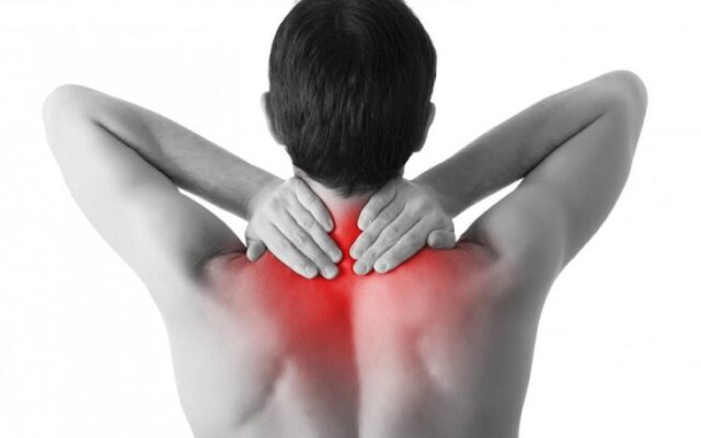 Các bắp tay, bắp chân tê mỏi và căng cứng bất thường. Vùng cổ vai gáy thì đau nhức như có tảng đá đè nặng.