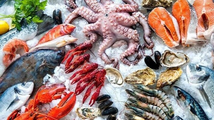 không nên ăn đồ hải sản lạnh như cua ốc khi dùng sâm.