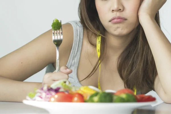 Giảm cân cấp tốc thường đi kèm với sự mất nước và muối khoáng ồ ạt. Điều này ảnh hưởng trực tiếp đến sự tỉnh táo của bạn.