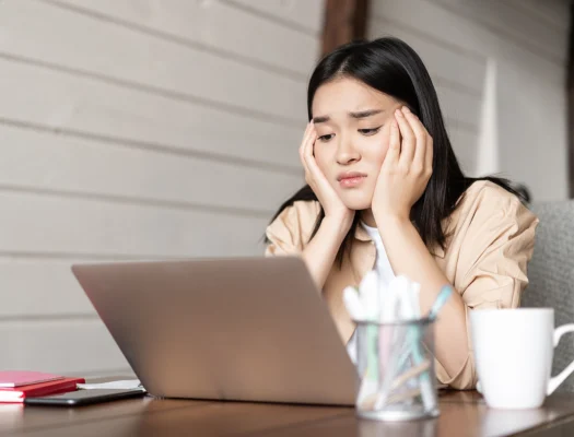 Tâm lý ảnh hưởng trực tiếp và mạnh mẽ đến dạ dày. Khi stress, não bộ ức chế sản xuất hormone Ghrelin (hormone gây đói). Bạn hoàn toàn không cảm thấy đói một chút nào dù bụng đang rỗng.